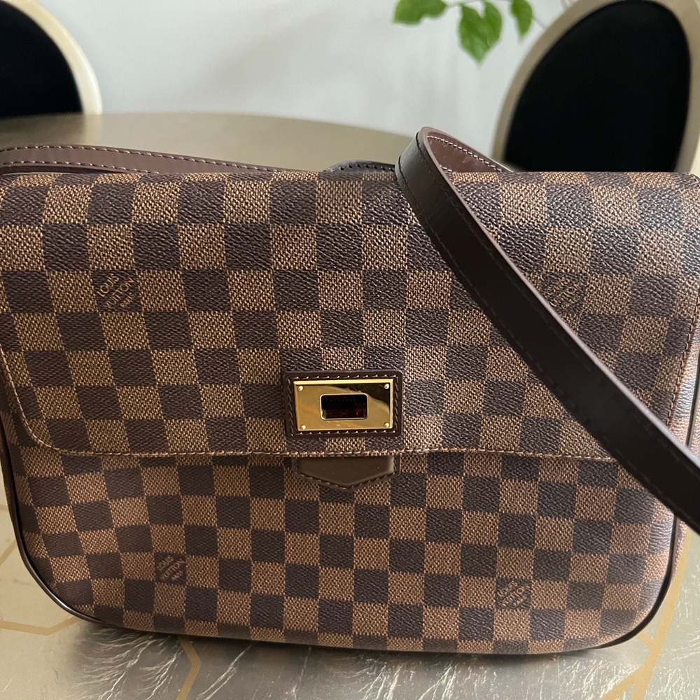 Gorgeous crossbody LV. Authentic